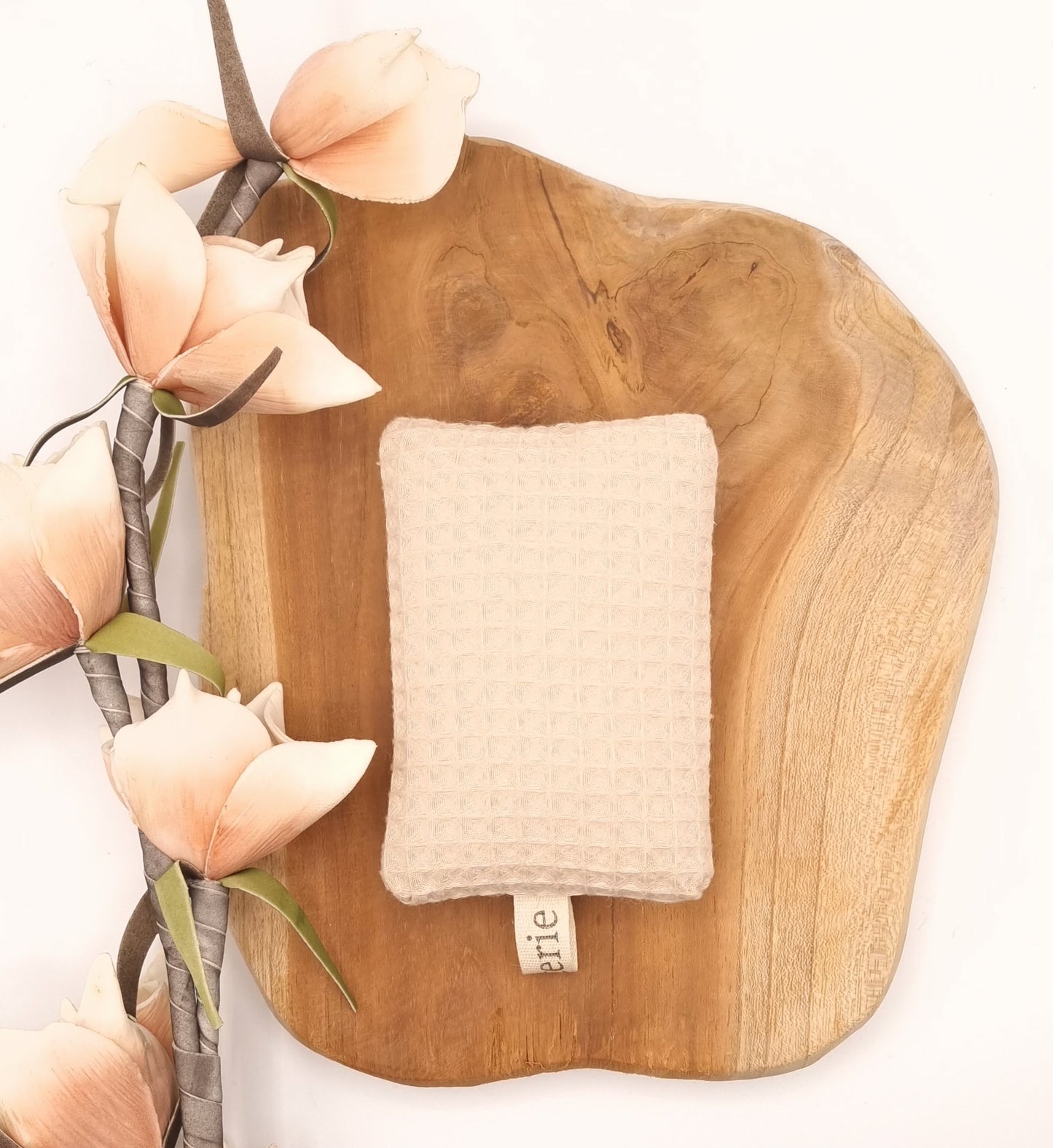 Éponge lavable écologique en tissu, disponible en plusieurs coloris élégants. Fabriquée avec un mélange de nid d'abeille et de toile de jute, cette éponge réutilisable est idéale pour nettoyer efficacement la vaisselle sans rayer les surfaces délicates. Durable et facile à entretenir, elle se lave en machine et remplace avantageusement les éponges jetables, offrant une alternative écologique et économique pour un ménage responsable