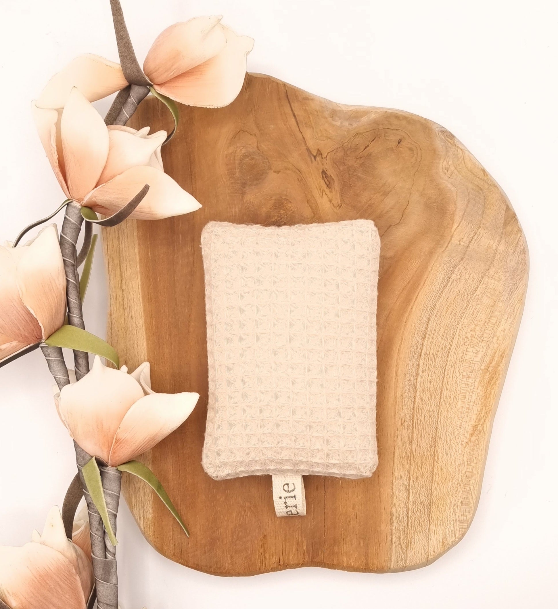 Éponge lavable écologique en tissu, disponible en plusieurs coloris élégants. Fabriquée avec un mélange de nid d'abeille et de toile de jute, cette éponge réutilisable est idéale pour nettoyer efficacement la vaisselle sans rayer les surfaces délicates. Durable et facile à entretenir, elle se lave en machine et remplace avantageusement les éponges jetables, offrant une alternative écologique et économique pour un ménage responsable