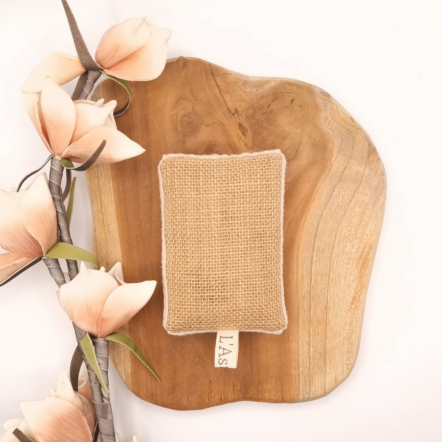 Éponge lavable écologique en tissu, disponible en plusieurs coloris élégants. Fabriquée avec un mélange de nid d'abeille et de toile de jute, cette éponge réutilisable est idéale pour nettoyer efficacement la vaisselle sans rayer les surfaces délicates. Durable et facile à entretenir, elle se lave en machine et remplace avantageusement les éponges jetables, offrant une alternative écologique et économique pour un ménage responsable