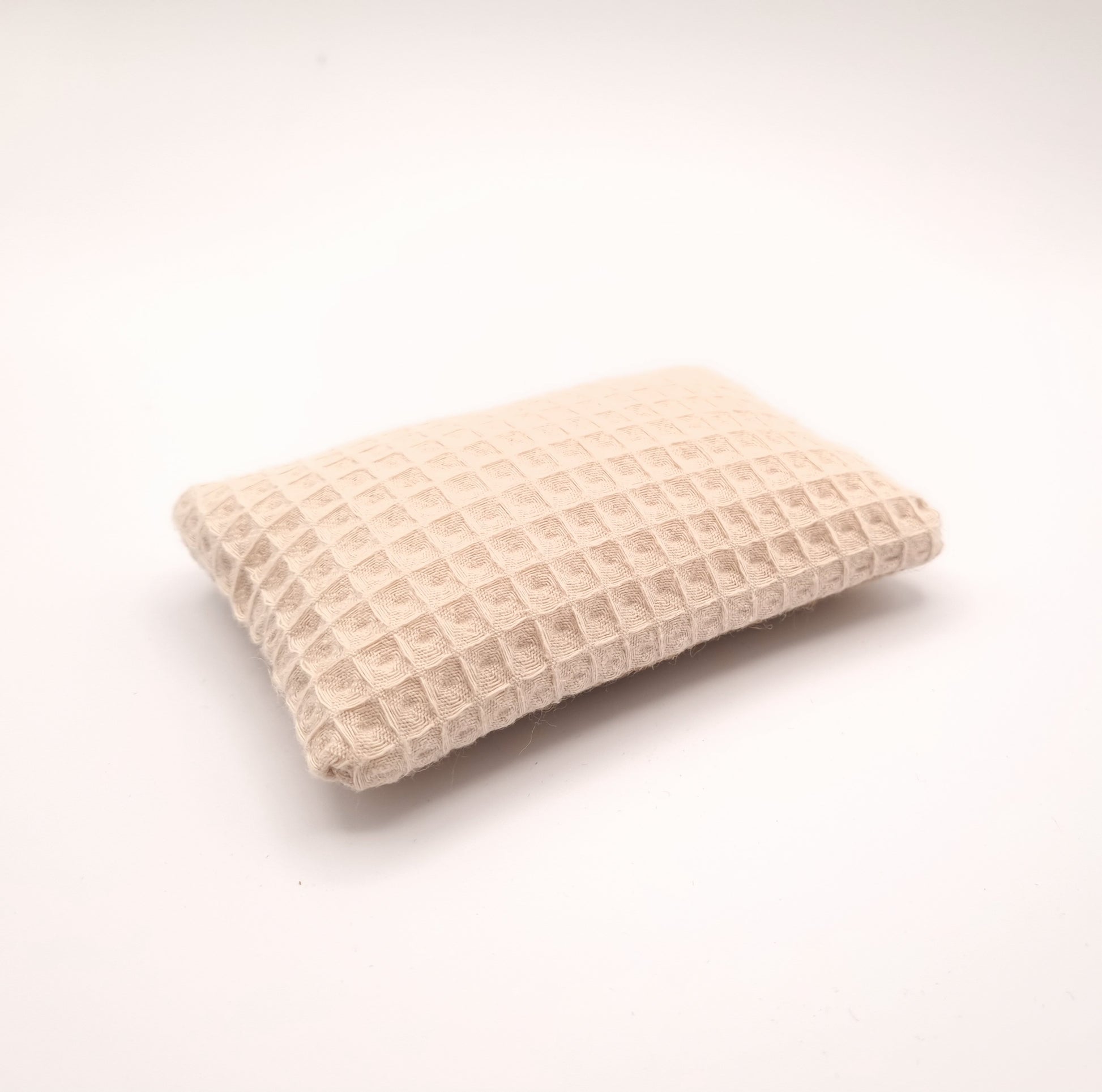 Éponge lavable écologique en tissu, disponible en plusieurs coloris élégants. Fabriquée avec un mélange de nid d'abeille et de toile de jute, cette éponge réutilisable est idéale pour nettoyer efficacement la vaisselle sans rayer les surfaces délicates. Durable et facile à entretenir, elle se lave en machine et remplace avantageusement les éponges jetables, offrant une alternative écologique et économique pour un ménage responsable