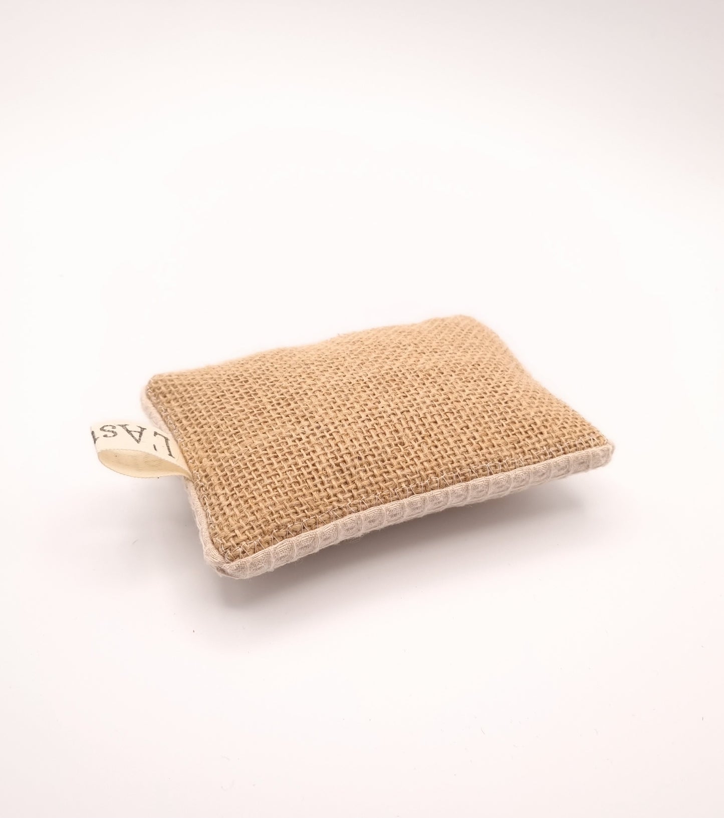 Éponge lavable écologique en tissu, disponible en plusieurs coloris élégants. Fabriquée avec un mélange de nid d'abeille et de toile de jute, cette éponge réutilisable est idéale pour nettoyer efficacement la vaisselle sans rayer les surfaces délicates. Durable et facile à entretenir, elle se lave en machine et remplace avantageusement les éponges jetables, offrant une alternative écologique et économique pour un ménage responsable