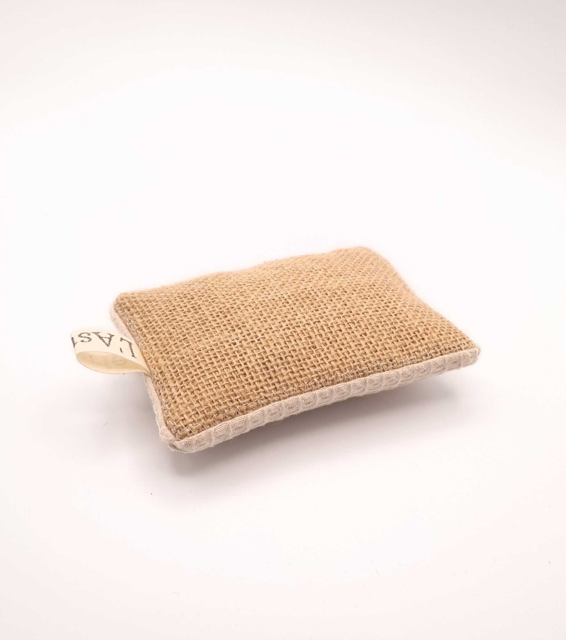 Éponge lavable écologique en tissu, disponible en plusieurs coloris élégants. Fabriquée avec un mélange de nid d'abeille et de toile de jute, cette éponge réutilisable est idéale pour nettoyer efficacement la vaisselle sans rayer les surfaces délicates. Durable et facile à entretenir, elle se lave en machine et remplace avantageusement les éponges jetables, offrant une alternative écologique et économique pour un ménage responsable