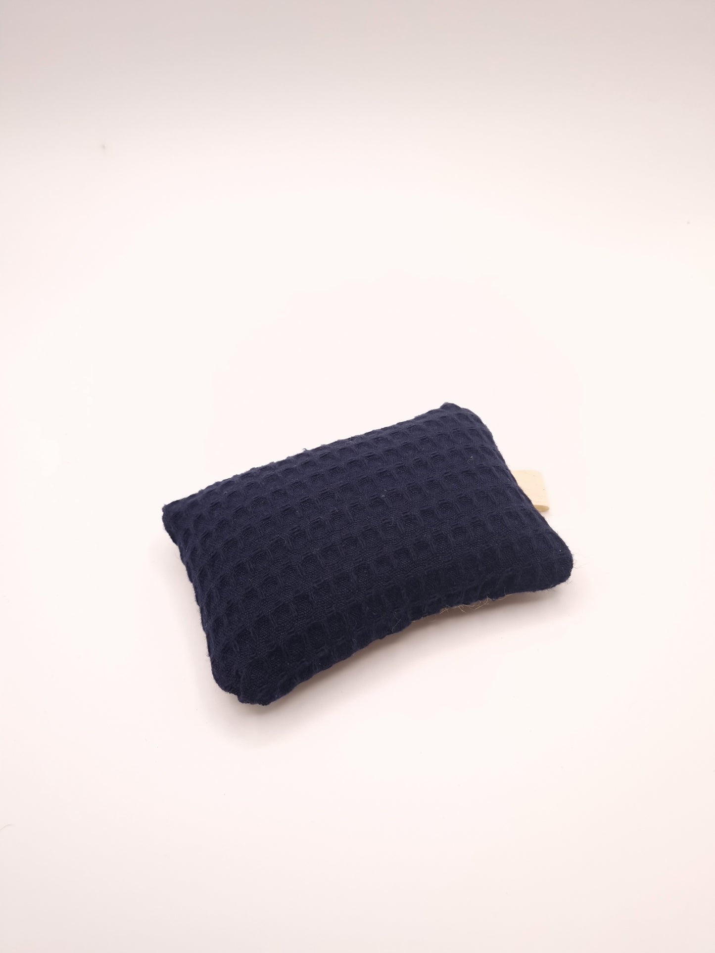 Éponge lavable écologique en tissu, disponible en plusieurs coloris élégants. Fabriquée avec un mélange de nid d'abeille et de toile de jute, cette éponge réutilisable est idéale pour nettoyer efficacement la vaisselle sans rayer les surfaces délicates. Durable et facile à entretenir, elle se lave en machine et remplace avantageusement les éponges jetables, offrant une alternative écologique et économique pour un ménage responsable