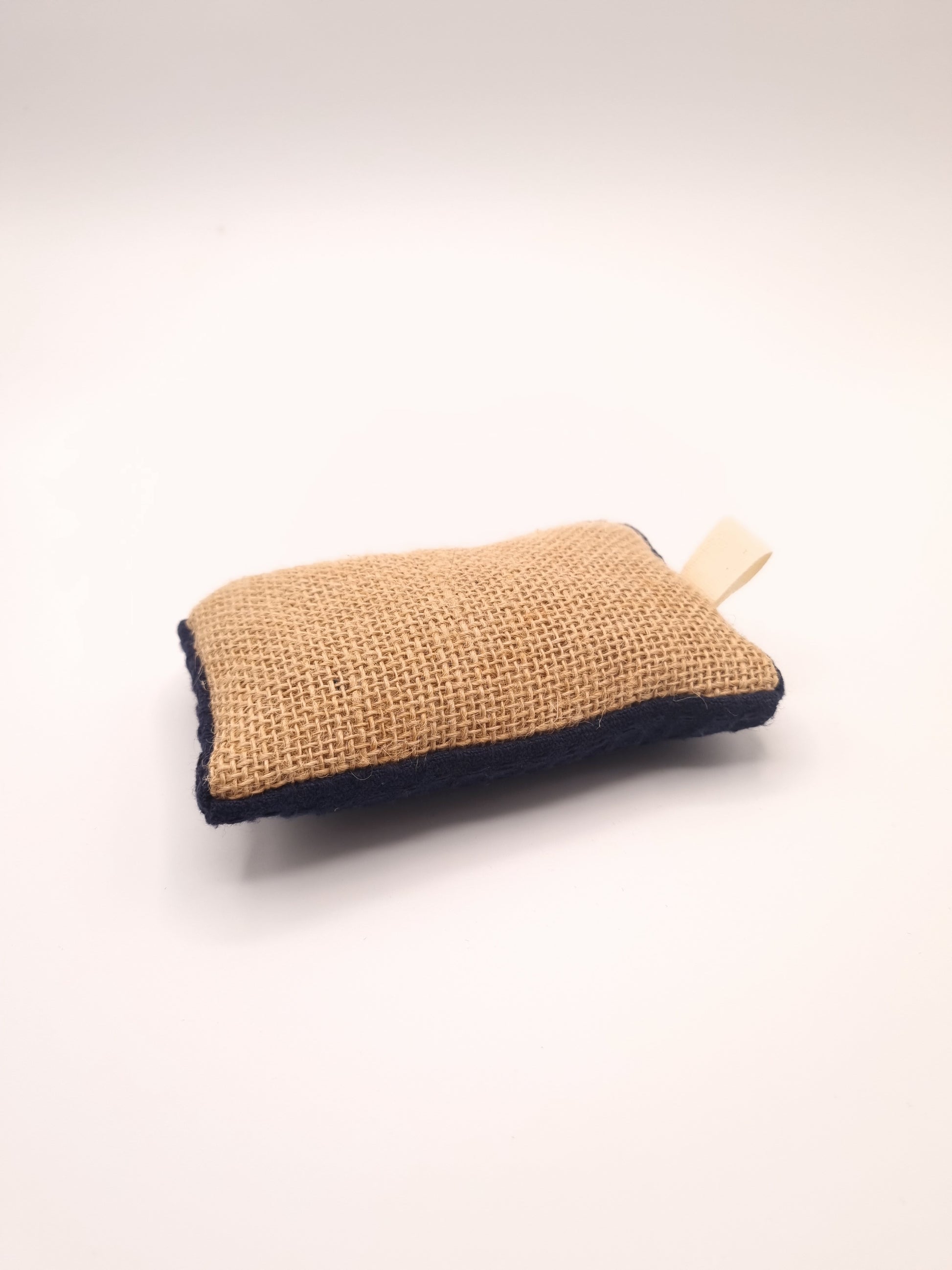 Éponge lavable écologique en tissu, disponible en plusieurs coloris élégants. Fabriquée avec un mélange de nid d'abeille et de toile de jute, cette éponge réutilisable est idéale pour nettoyer efficacement la vaisselle sans rayer les surfaces délicates. Durable et facile à entretenir, elle se lave en machine et remplace avantageusement les éponges jetables, offrant une alternative écologique et économique pour un ménage responsable