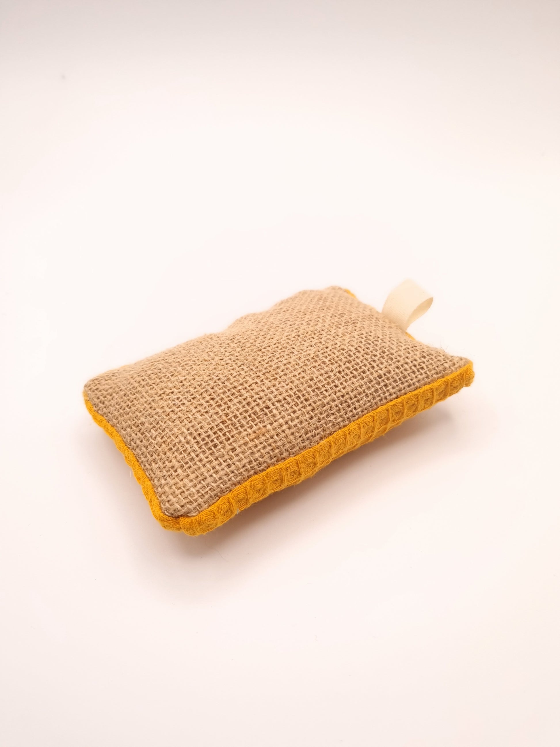 Éponge lavable écologique en tissu, disponible en plusieurs coloris élégants. Fabriquée avec un mélange de nid d'abeille et de toile de jute, cette éponge réutilisable est idéale pour nettoyer efficacement la vaisselle sans rayer les surfaces délicates. Durable et facile à entretenir, elle se lave en machine et remplace avantageusement les éponges jetables, offrant une alternative écologique et économique pour un ménage responsable