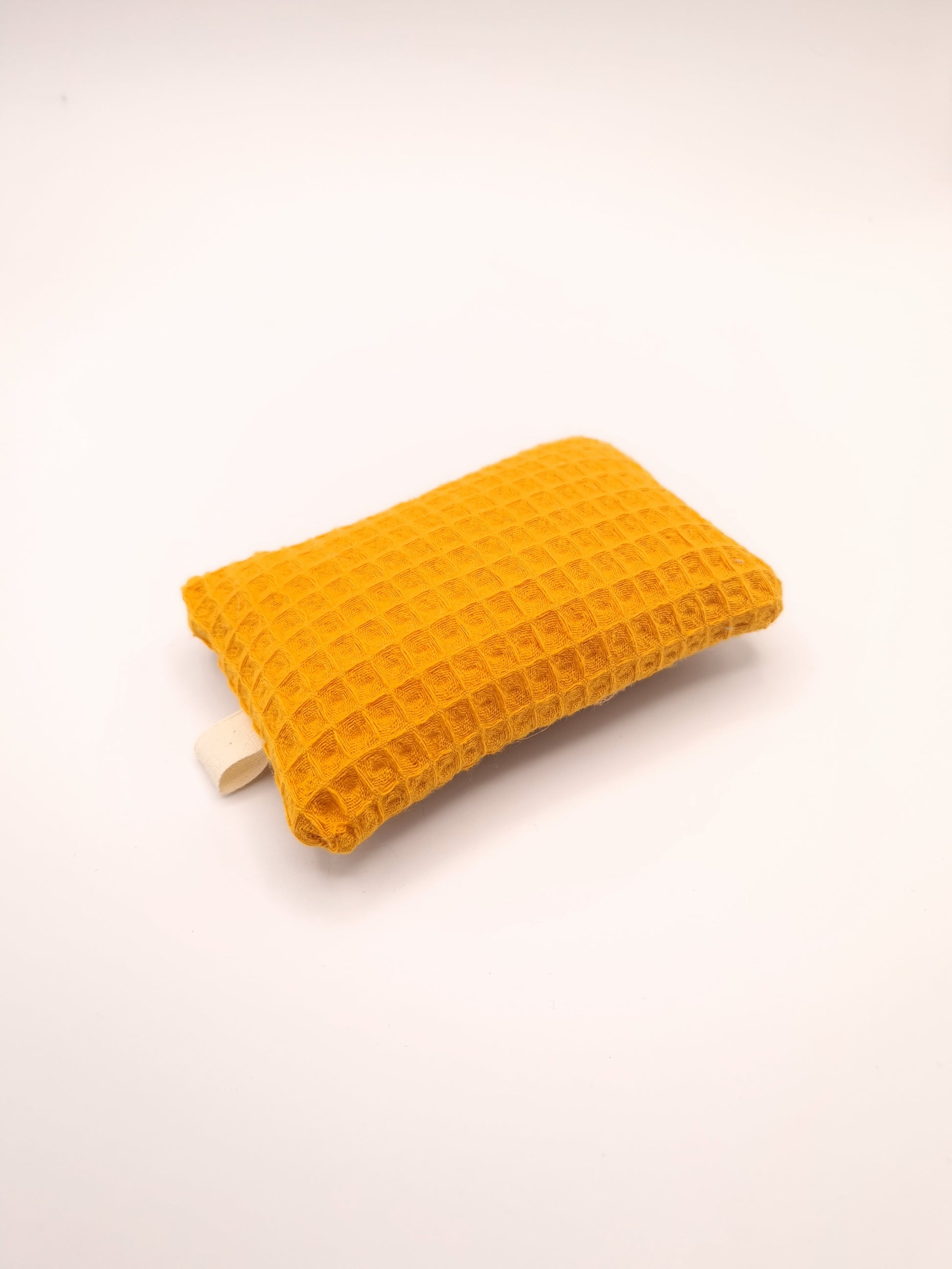 Éponge lavable écologique en tissu, disponible en plusieurs coloris élégants. Fabriquée avec un mélange de nid d'abeille et de toile de jute, cette éponge réutilisable est idéale pour nettoyer efficacement la vaisselle sans rayer les surfaces délicates. Durable et facile à entretenir, elle se lave en machine et remplace avantageusement les éponges jetables, offrant une alternative écologique et économique pour un ménage responsable