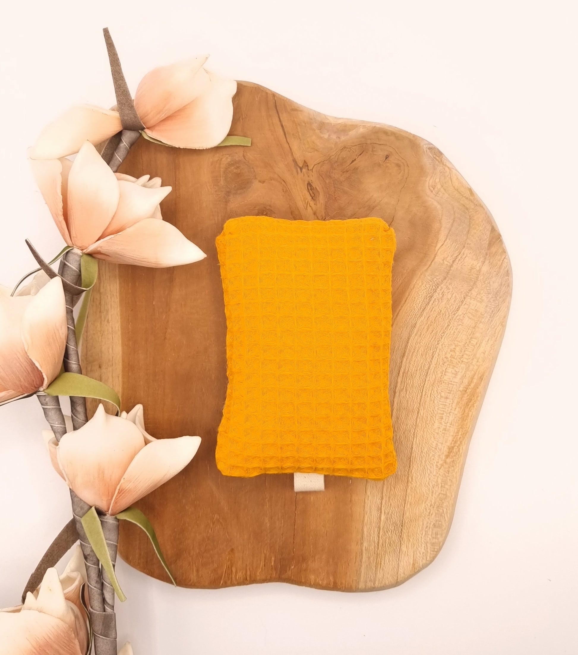 Éponge lavable écologique en tissu, disponible en plusieurs coloris élégants. Fabriquée avec un mélange de nid d'abeille et de toile de jute, cette éponge réutilisable est idéale pour nettoyer efficacement la vaisselle sans rayer les surfaces délicates. Durable et facile à entretenir, elle se lave en machine et remplace avantageusement les éponges jetables, offrant une alternative écologique et économique pour un ménage responsable