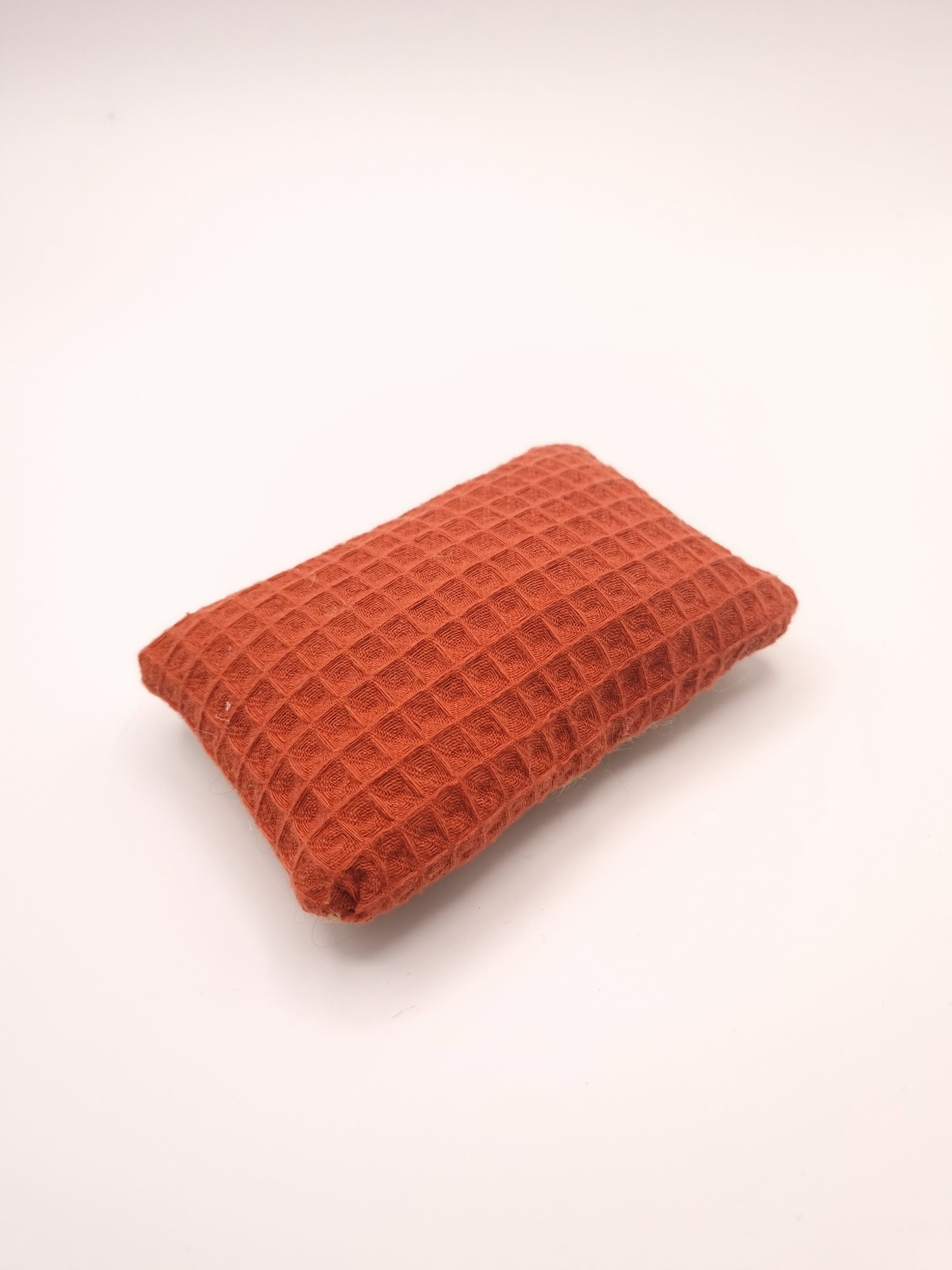 Éponge lavable écologique en tissu, disponible en plusieurs coloris élégants. Fabriquée avec un mélange de nid d'abeille et de toile de jute, cette éponge réutilisable est idéale pour nettoyer efficacement la vaisselle sans rayer les surfaces délicates. Durable et facile à entretenir, elle se lave en machine et remplace avantageusement les éponges jetables, offrant une alternative écologique et économique pour un ménage responsable