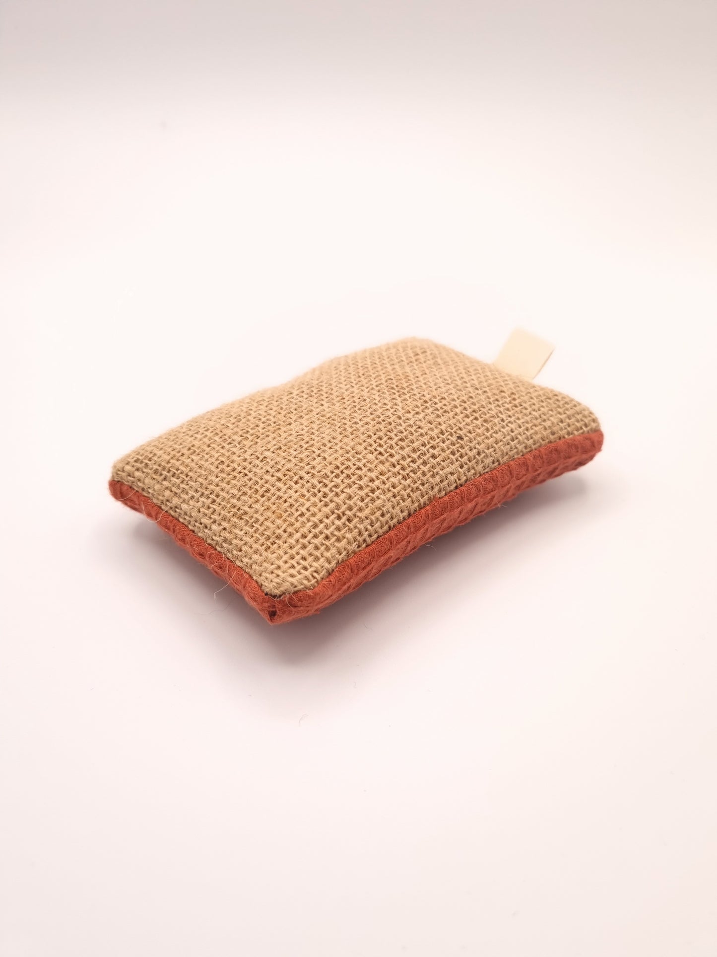 Éponge lavable écologique en tissu, disponible en plusieurs coloris élégants. Fabriquée avec un mélange de nid d'abeille et de toile de jute, cette éponge réutilisable est idéale pour nettoyer efficacement la vaisselle sans rayer les surfaces délicates. Durable et facile à entretenir, elle se lave en machine et remplace avantageusement les éponges jetables, offrant une alternative écologique et économique pour un ménage responsable